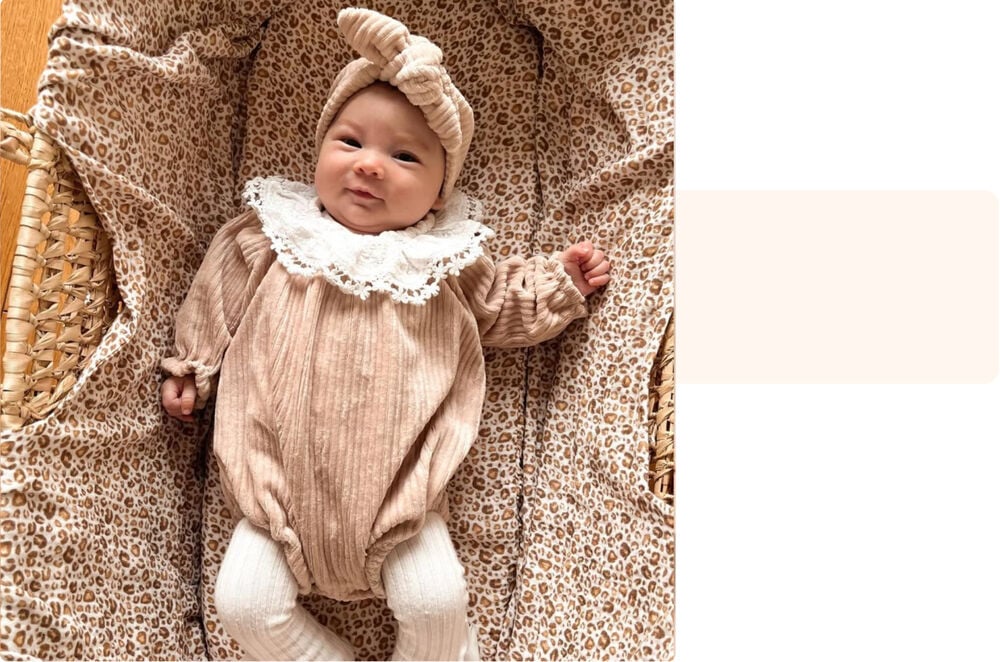 Nouveau-né en body beige et col dentelle, portrait maman après parcours PMA