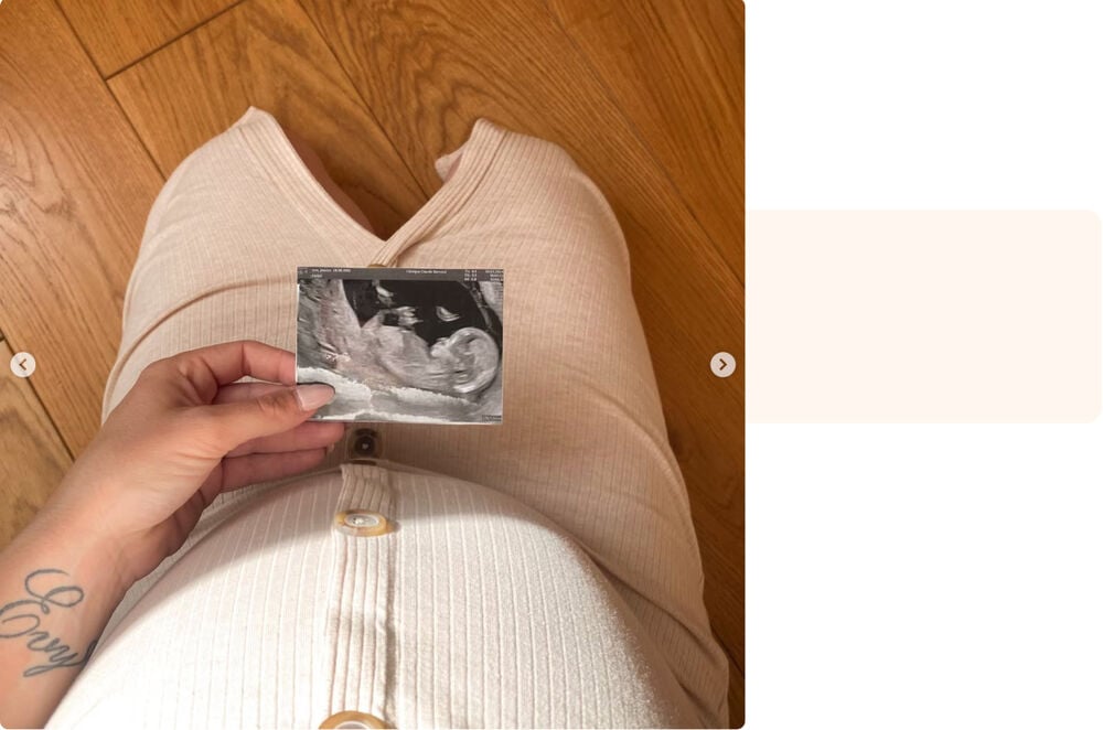 Femme enceinte tient l'échographie de son quatrième bébé, portrait jeune maman