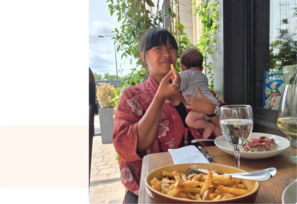 Style éducation premier bébé jeune maman avec nouveau-né