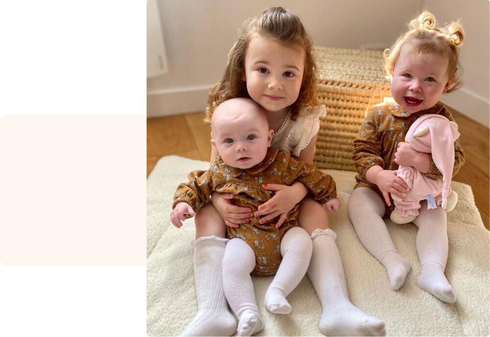 Trois grandes sœurs posent avec leur petite sœur nouveau-né, portrait famille nombreuse