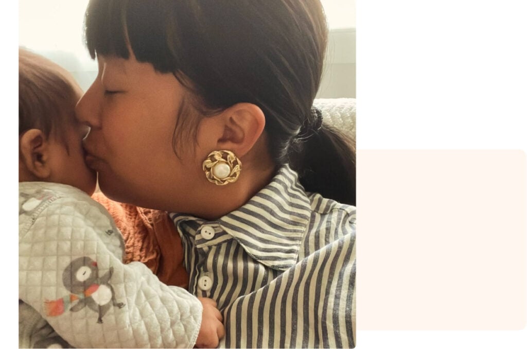 Témoignage de jeune maman Noémie : bisou tendre à son bébé, moment complice