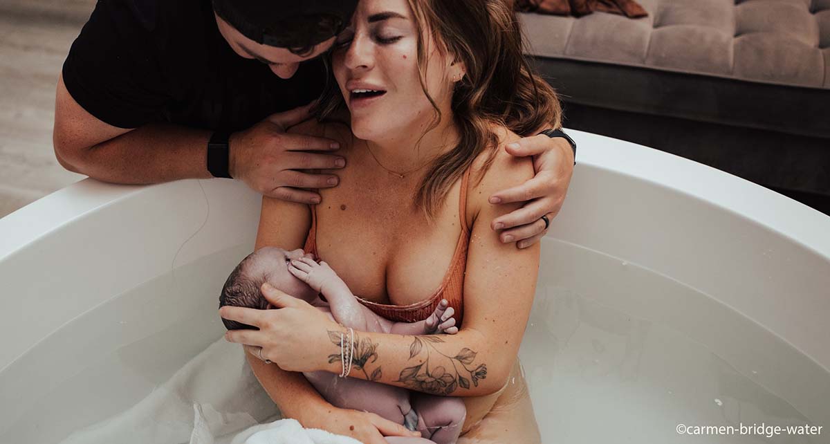 Accouchement naturel accompagné par doula, naissance à domicile, accouchement physiologique en baignoire, soutien partenaire pendant travail