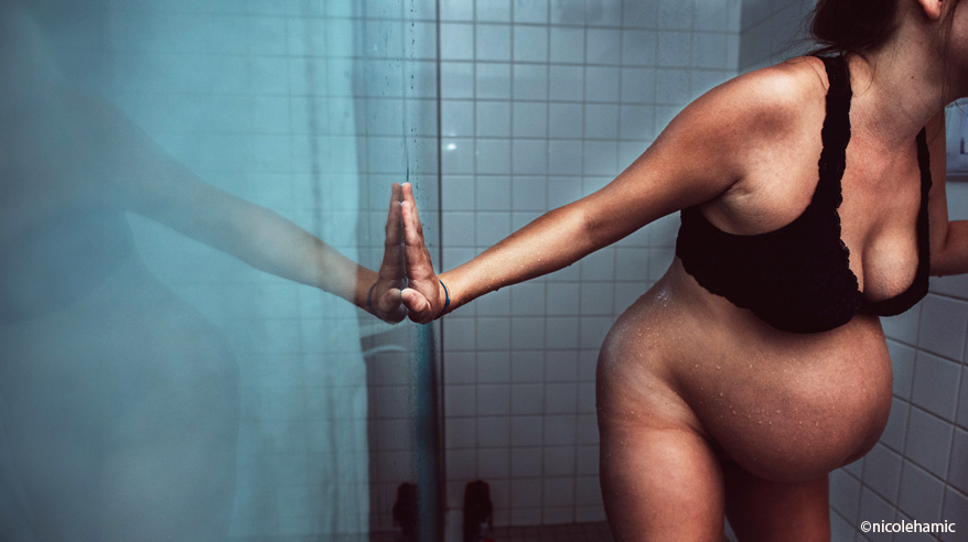 Future maman enceinte à la maternité juste avant d'accoucher naturellement, explication de comment se preparation avant accouchement physiologique pour gérer douleur des contractions