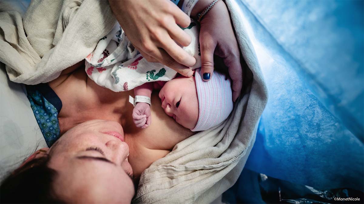 Naissance par césarienne, premiers instants peau à peau, rencontre mère-bébé après opération, lien immédiat post-césarienne, contact peau à peau après accouchement par césarienne, lien maman bébé après naissance opératoire