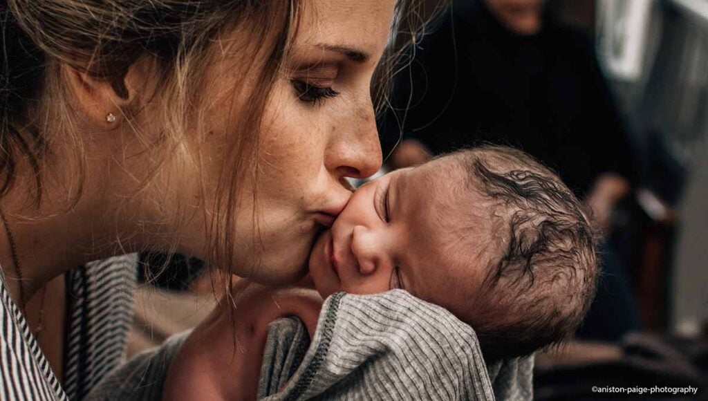 Accouchement naturel intense, accoucher sans péridurale, puissance d’une naissance physiologique, bébé lové contre maman après naissance