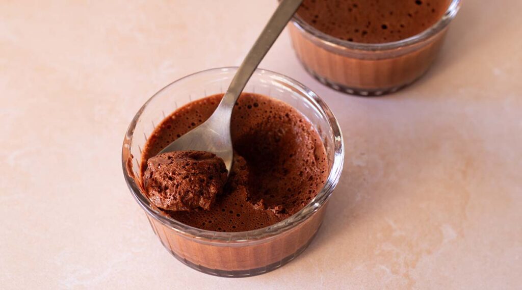 meilleure recette mousse chocolat facile enceinte sans oeuf avec aquafaba, dessert sans cuisson rapide et adapté à la grossesse