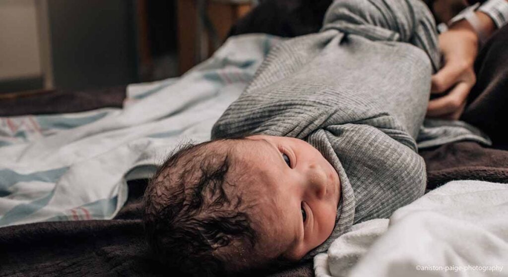 Bébé né dans maison de naissance avec sage-femme, accouchement naturel en autonomie, naissance sans médicalisation, nouveau-né calme après naissance physiologique