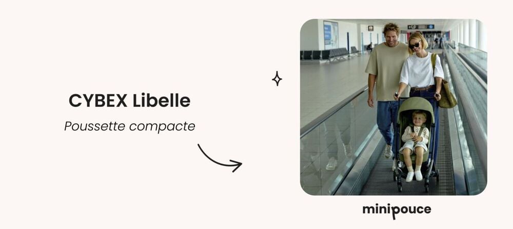 Couple marchant à l’aéroport avec leur enfant assis dans une poussette compacte Cybex Libelle