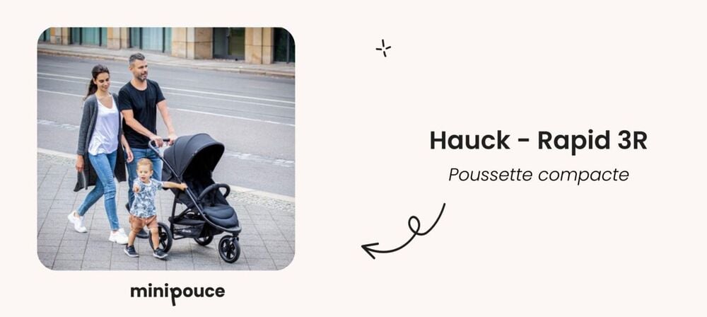 Famille marchant sur le trottoir avec poussette compacte Hauck Rapid 3R et deux jeunes enfants