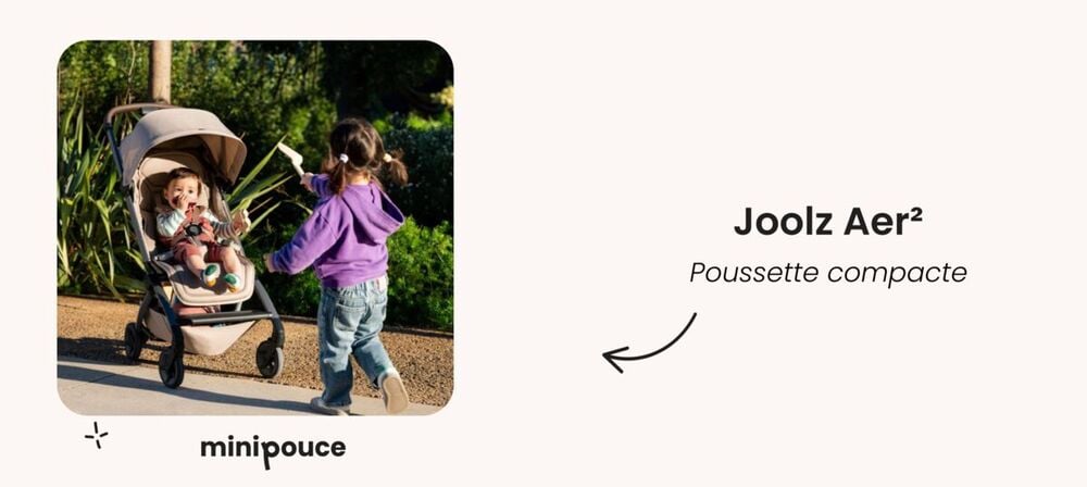 Deux enfants jouant autour de la poussette compacte Joolz Aer² en extérieur