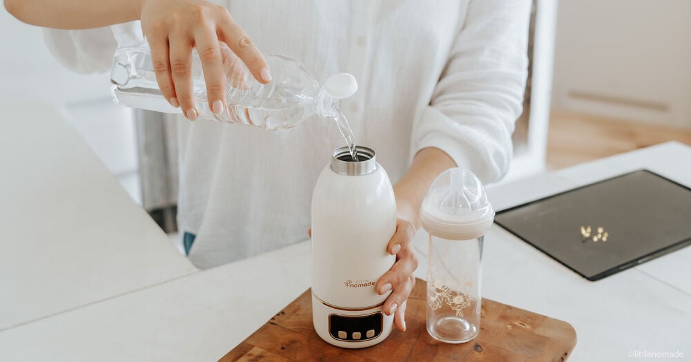 Préparation du chauffe-biberon avec de l’eau pour obtenir une température parfaite pour le lait infantile