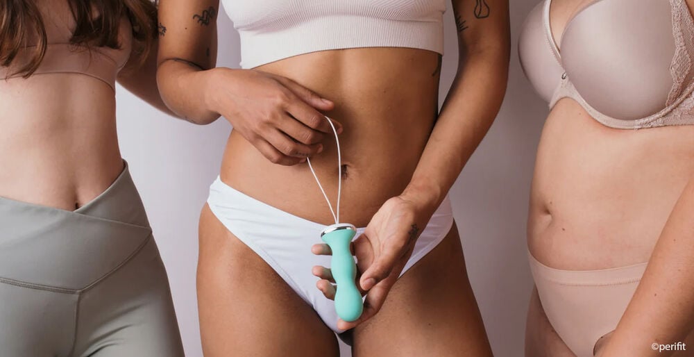 Femmes pratiquant la rééducation périnéale post-partum avec sonde connectée