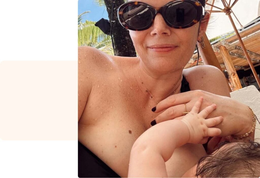Femme allaitant son bébé en extérieur sous le soleil, témoignage maman naturel sur l’allaitement