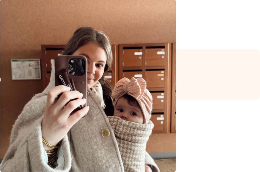 Selfie miroir d’une maman portant son bébé en écharpe, témoignage maman sur le portage et le lien créé au quotidien