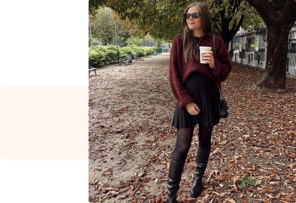 Femme enceinte marchant dans un parc en automne avec un café à la main, témoignage maman sur la grossesse et les petits plaisirs du quotidien