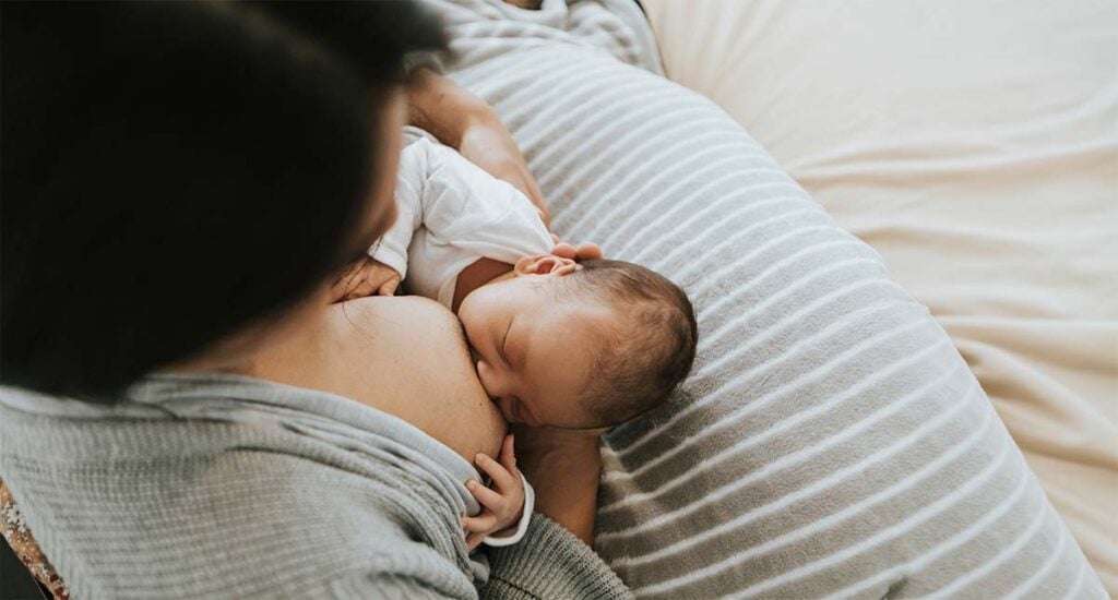 Mère allaitant son bébé dans un moment de tendresse, exemple d’accompagnement à l’allaitement par une sage-femme post-partum