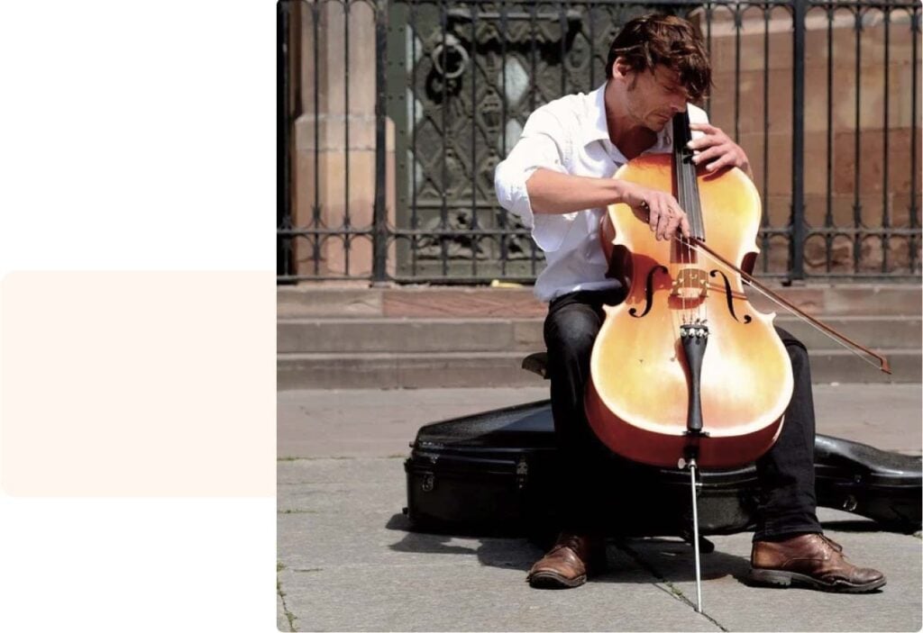 Musicien jouant dans la rue, idée sortie sensorielle pour bébé entre 4 et 6 mois