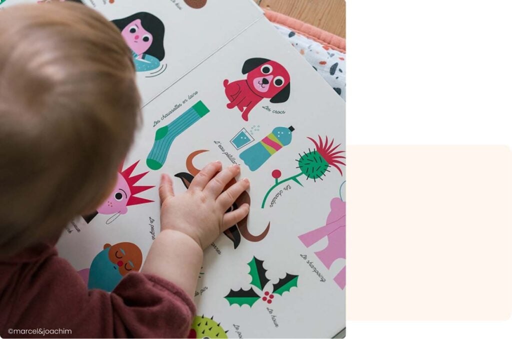 Activité bébé 6 mois favorisant la découverte des images avec un livre illustré aux images colorées