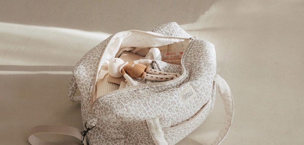 Préparer la valise de bébé pour les vacances neige : vêtements chauds, doudou, biberon et équipement bébé pour la montagne.