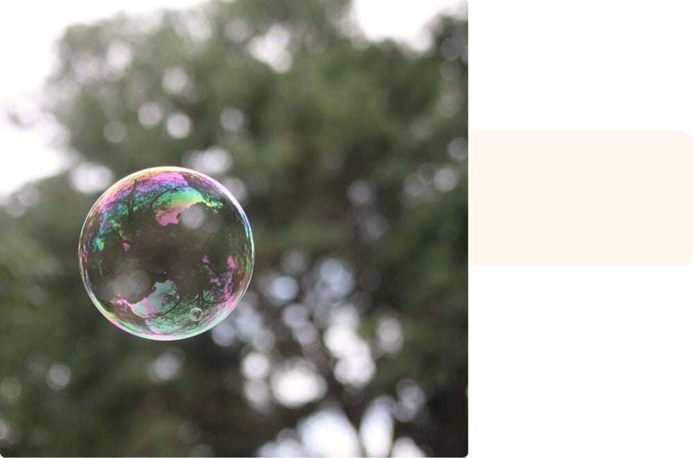 Bulle de savon flottant en plein air, moment magique d’observation pour une activité bébé 4 mois