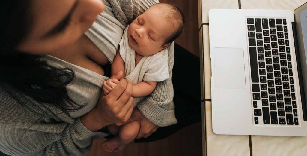 Maman travaillant à domicile avec nouveau-né après démarches administratives naissance