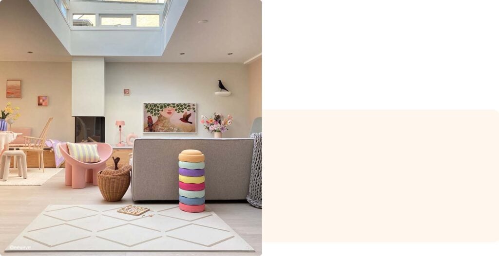 Conseils parents pour organiser l'espace de jeu : salon épuré avec tour à empiler et rangement