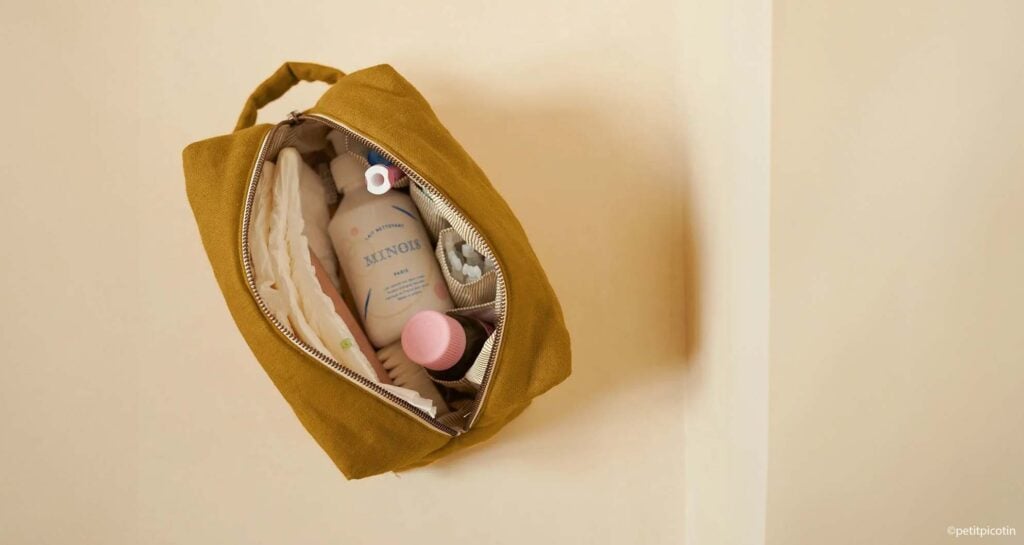 Trousse de toilette remplie de soins et couches, préparer efficacement le sac bébé pour nounou ou crèche