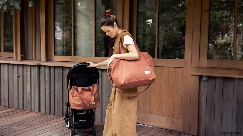 Grand sac de change utilisé pour une sortie regroupant tout l’indispensable crèche ou nounou à prévoir dans le sac de bébé