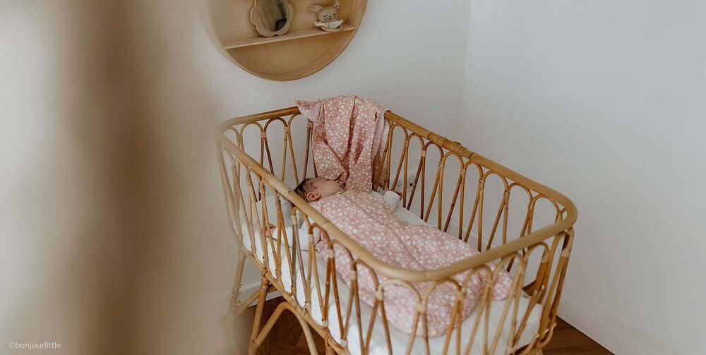 Aménagement chambre Feng Shui bébé avec berceau en matière naturelle et ambiance douce favorisant un sommeil apaisé
