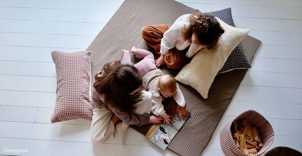 Parent accompagnant le tummy time bébé, stimulation visuelle et encouragement pendant le temps sur le ventre