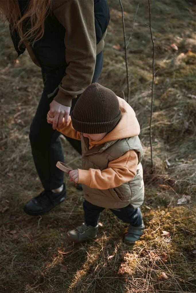 Indispensables randonnée bébé pour marche en forêt : vêtements chauds, chaussures souples et tenue adaptée aux sorties outdoor avec enfant