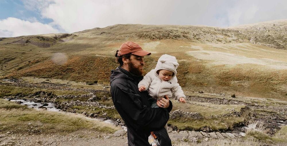 Indispensables randonnée bébé en montagne : porte‑bébé, vêtements chauds et équipement sécurisé pour balade en altitude avec nourrisson