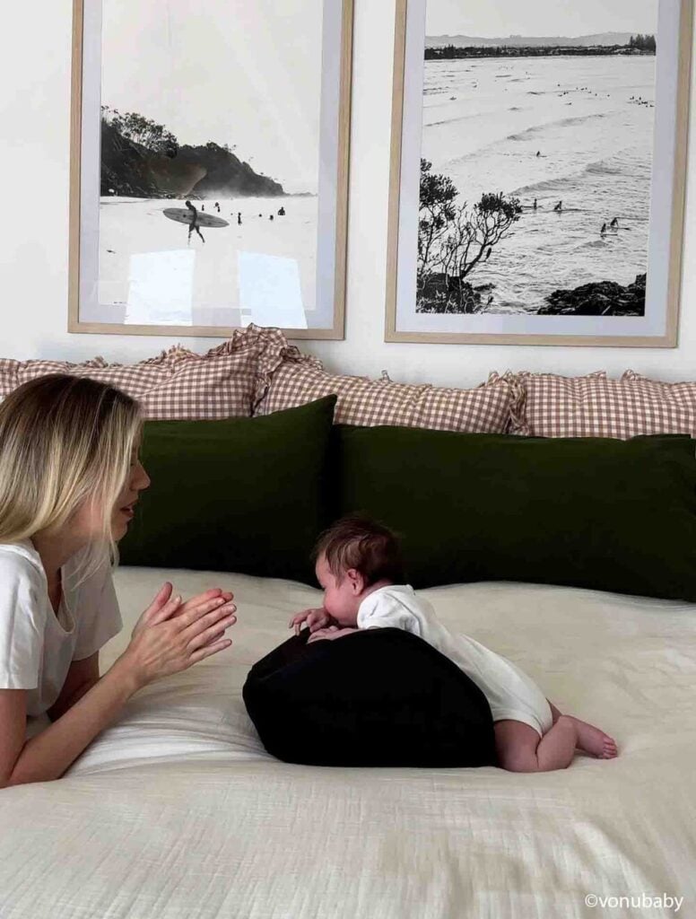 Tummy time bébé sur lit avec soutien, exercice quotidien pour muscler le haut du corps