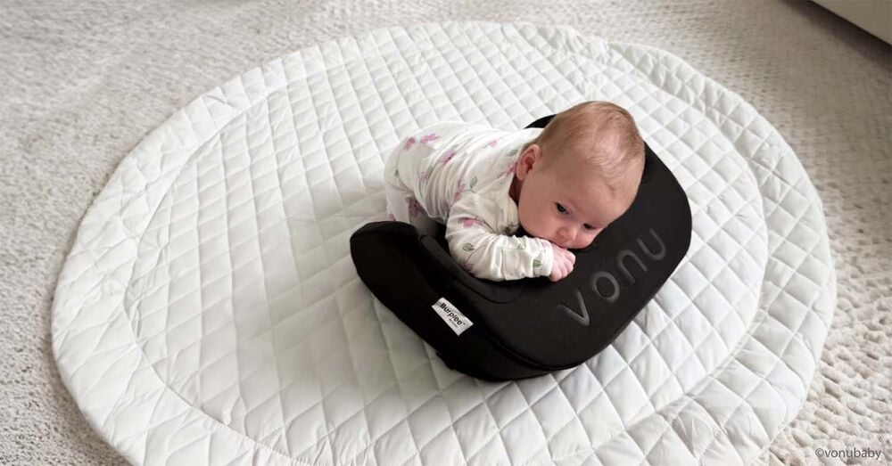 Bébé en tummy time avec coussin ergonomique, accessoire pour faciliter la position sur le ventre