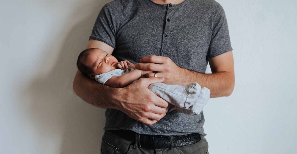Congé paternité en France : père profitant de ses premiers jours avec son bébé après la naissance