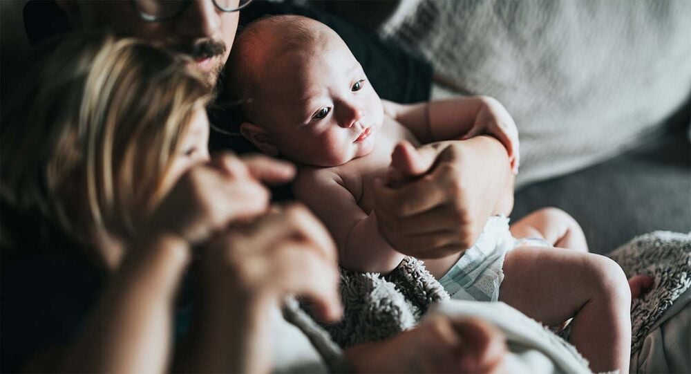 Congé paternité , conge accueil enfant et équilibre familial : premiers moments en famille après l’arrivée du bébé