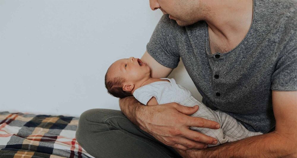 Organisation du congé paternité après la naissance : papa à la maison avec son bébé