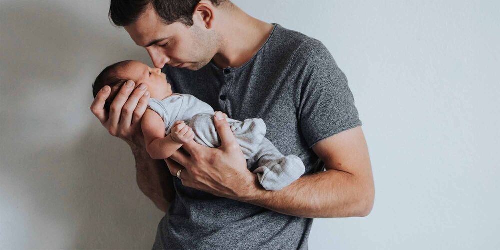 Prendre son congé paternité : importance de la présence du père auprès du nouveau‑né