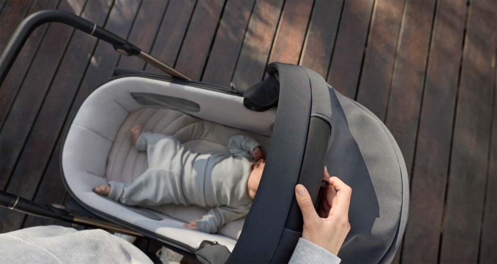 Vue plongeante sur bébé endormi dans la nacelle ouverte de la poussette Inglesina, confort et sécurité de la nacelle poussette dès les premiers mois