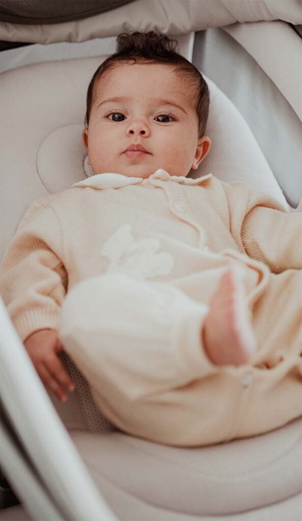 Bébé installé dans le siège auto compatible Inglesina, poussette évolutive avec siège auto intégré au système dès la naissance