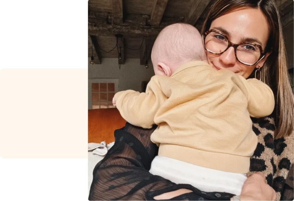 Manon, jeune maman, serre son bébé contre elle, astuces jeune maman et vie avec un nourrisson