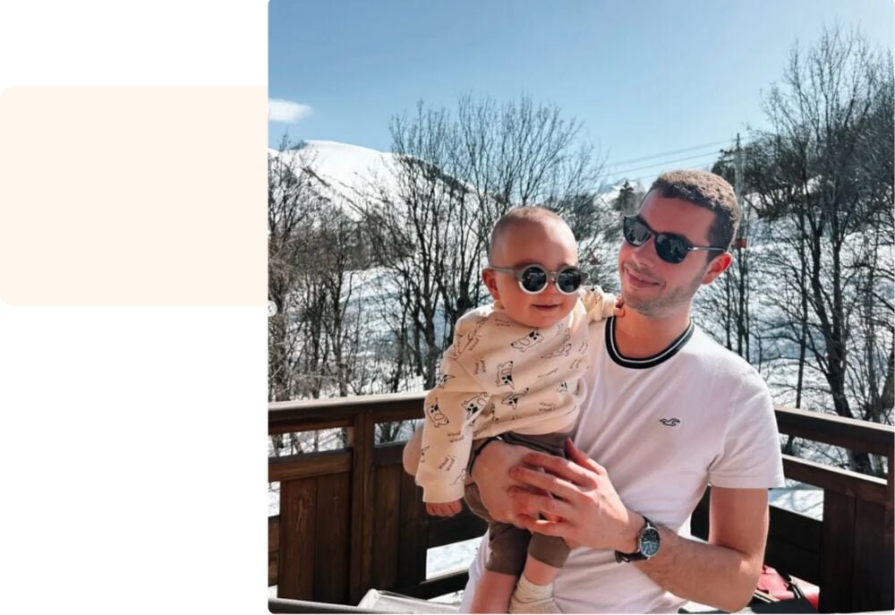 Le compagnon de Manon avec leur bébé à la montagne, comment se préparer à devenir parents, partage en famille