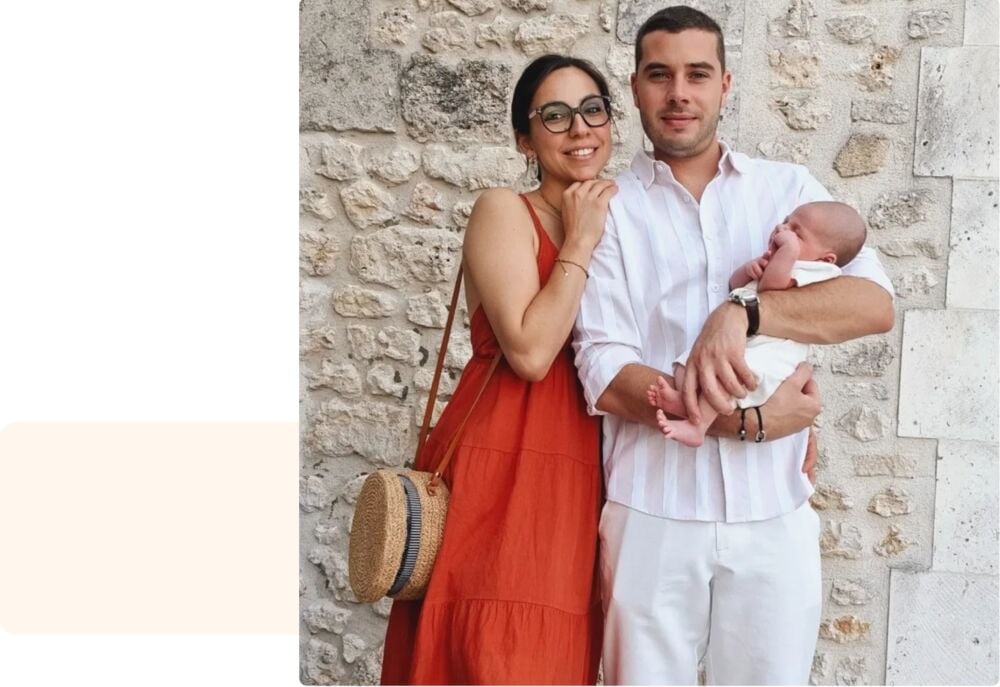 Manon et son compagnon avec leur nouveau-né, conseils maman pour les premières semaines après l'accouchement