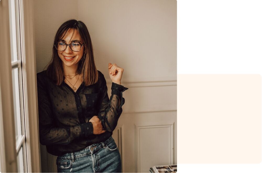 Portrait souriant de Manon, témoignage jeune maman, conseils et vécu d'une première maternité