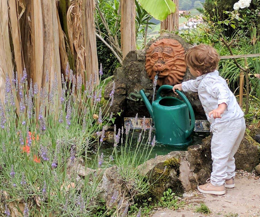 Enfant qui rempli un arrosoir