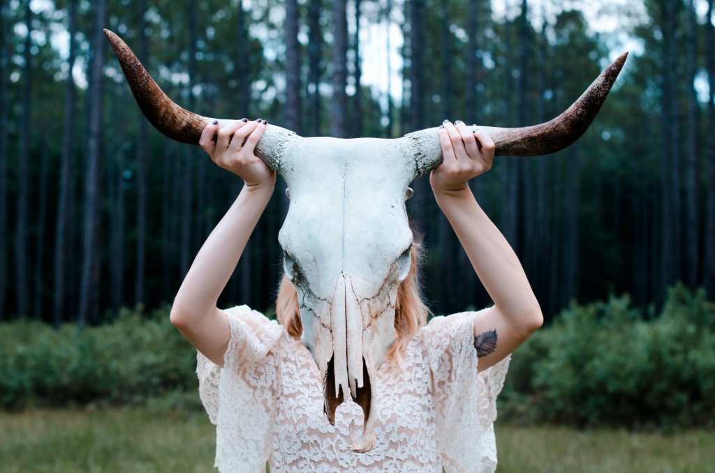 Femme avec crane de buffle