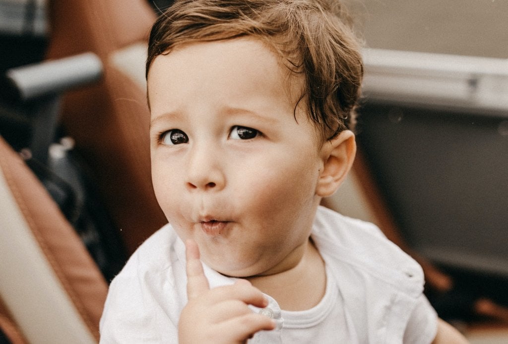 Kid Bébé Garçon Couché Sur Le Sol Et Lire Le Livre. Comment Faire