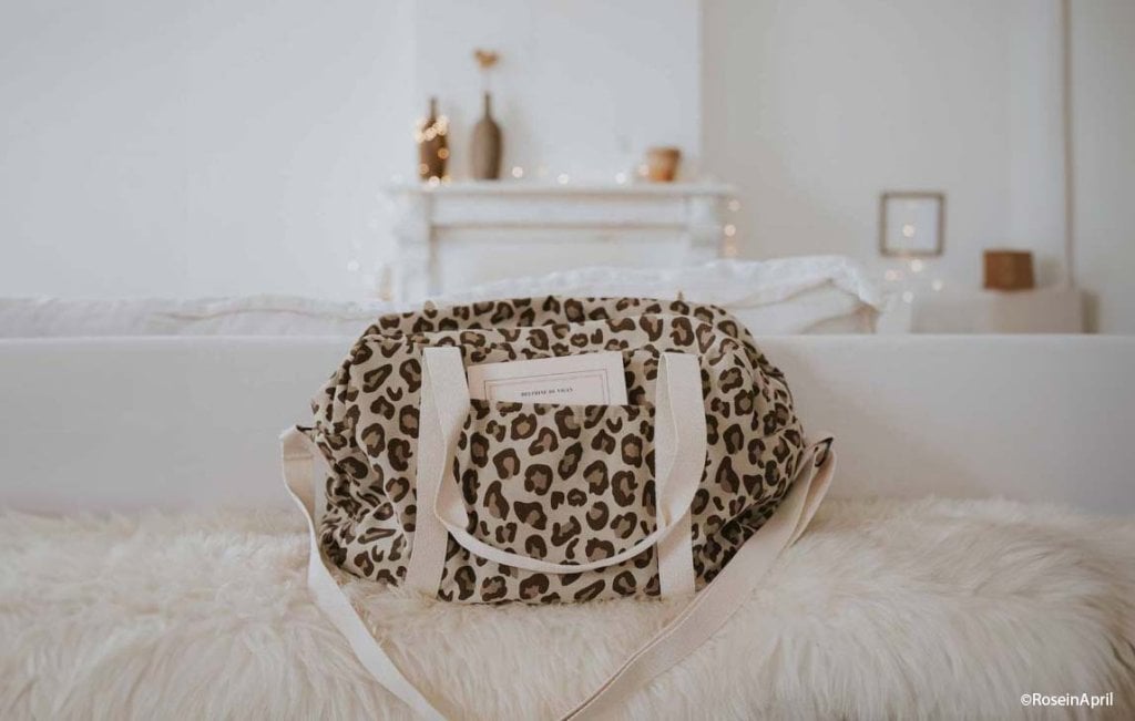 que mettre dans un sac à langer bébé ? Quoi emporter en balade ? Quel meilleur sac à langer bien choisir ! Meilleurs sacs à langer et liste checklist essentiel bébé pour les sorties avec rose in april
