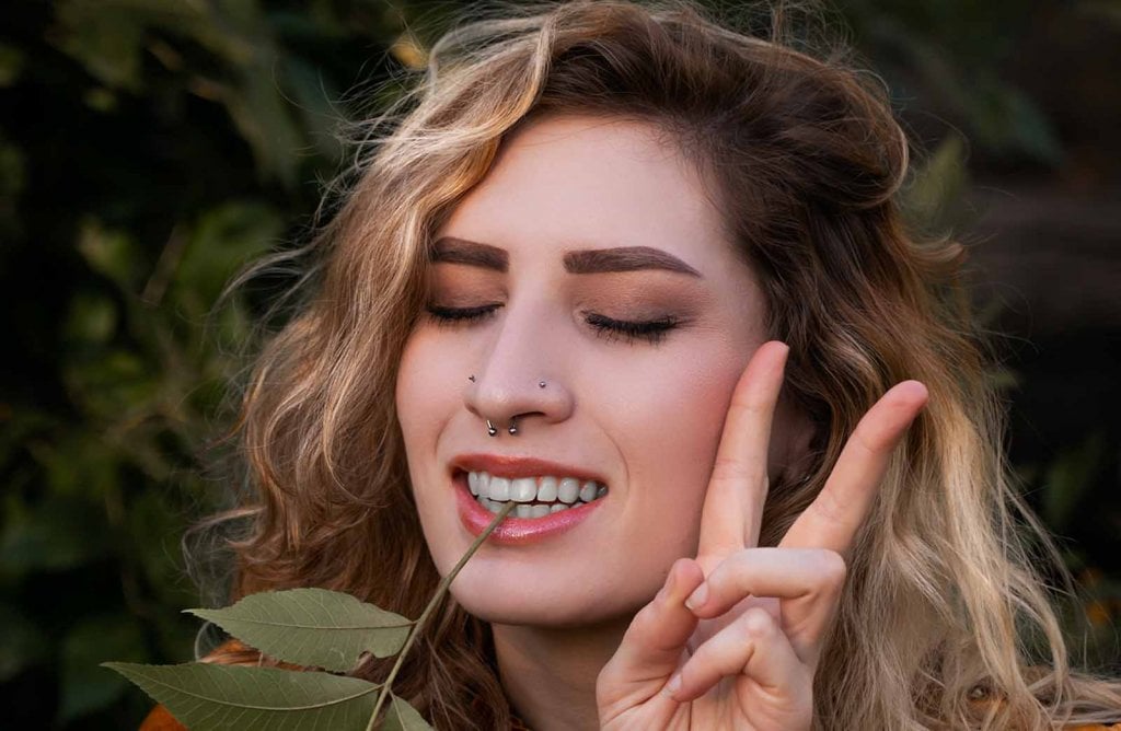 femme avec piercing au nez