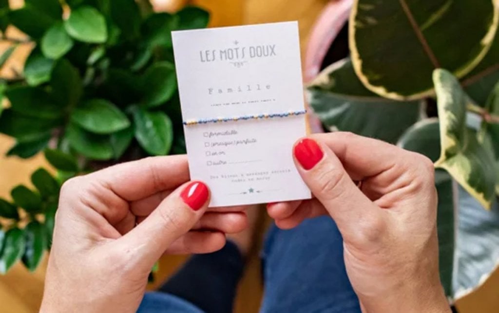 cadeau maman bracelet avec vernis à ongles rouge